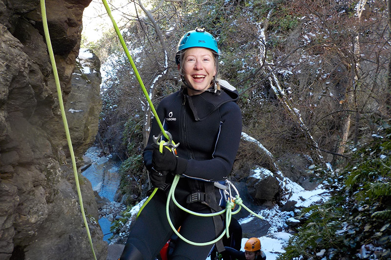 canyoning en hiver en source d'eau chaude dans les pyrénées, une alternative au ski près de font romeu et des angles
